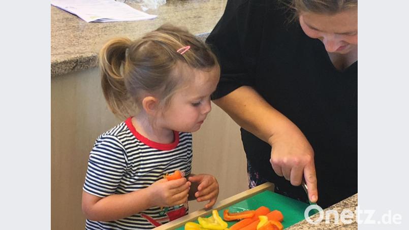 Johanna schaut Gelbe Rüben essend ihrer Mama erst einmal aufmerksam zu. Bild: ihl