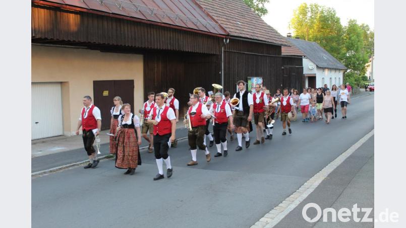 Nach dem Konzert zogen die Musiker zum Zapfenstreich durch die Ebnather Straßen. Bild: soj