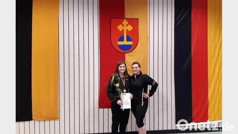 Marie Gradl (links) holte bei den Deutschen Meisterschaften den dritten Platz, ihre Schwester Lena wurde Neunte. Bild: exb