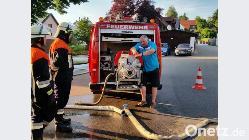 Jeder Handgriff muss im Ernstfall sitzen. Deshalb üben die Maschinisten mit Ausbilder Heinrich Rewitzer und lassen sich Tipps zum Wassertransport geben. Bild: dob