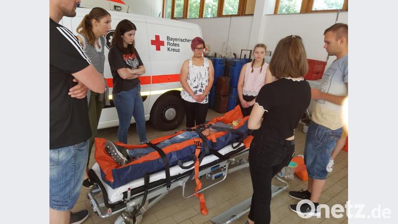 Mit täuschend echt aussehenden Verletzungen und Notfällen haben es die jungen Sanitäter bei der Prüfung zu tun. Bild: exb
