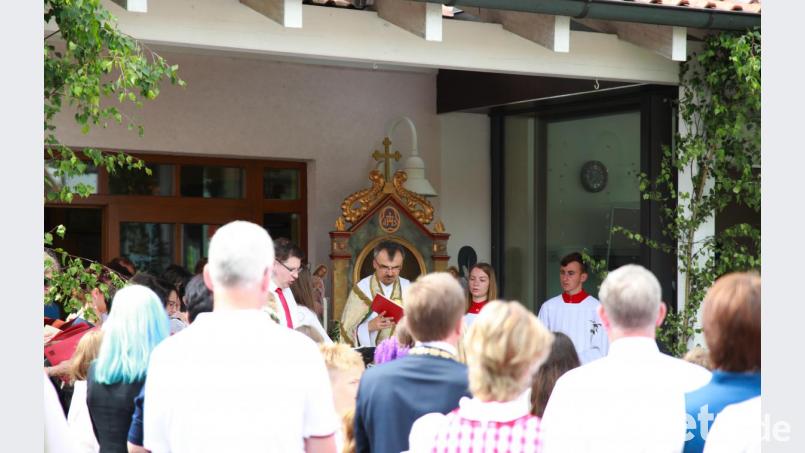Pfarrer Martin Besold am Altar beim BRK-Seniorenwohn- und Pflegeheim. Bild: JOCHEN NEUMANN 
ERBENDORF