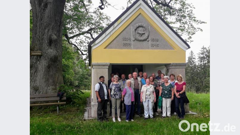 An der Kapelle gruppierten sich die Teilnehmer zum Erinnerungsbild. Bild: exb