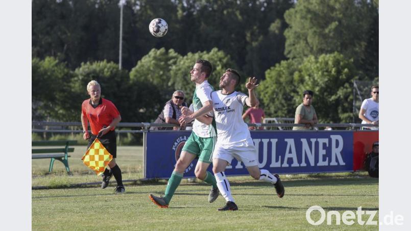 Das erste Testspiel gewann der SV Mitterteich beim FC Rehau mit 3:1 (Szene mit Michael Drechsler, links). Am Sonntag treten die Stiftländer beim FC Wernberg an. Bild: exb