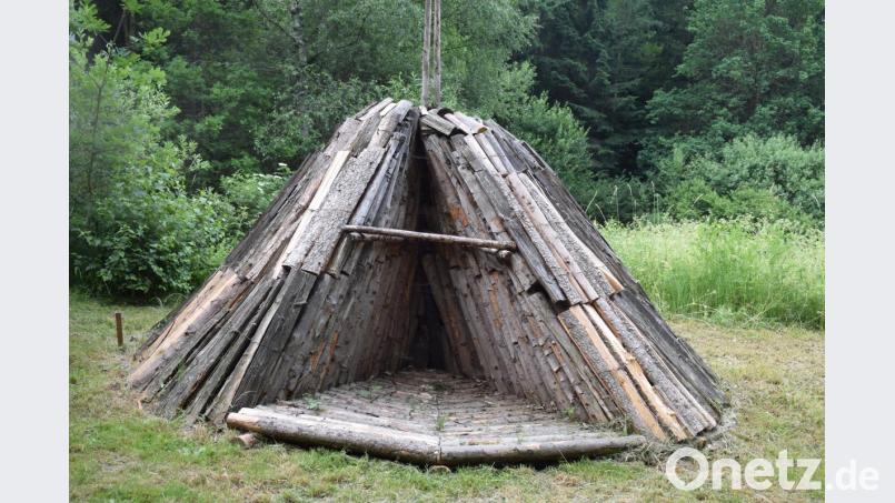 Am Modell im Oberpfälzer Freilandmuseum wird das "Innenleben" eines Kohlenmeilers sichtbar. Bild: bnr