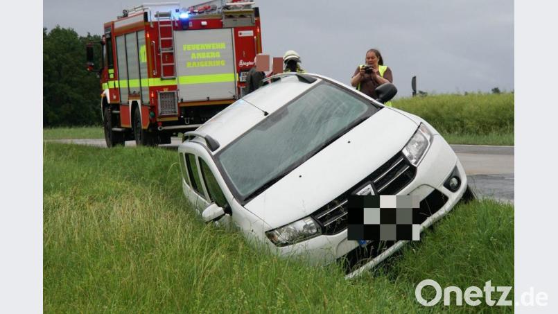 In Raigering ist wegen des Starkregens ein Ehepaar mit seinem Auto von der Fahrbahn abgekommen und im Straßengraben gelandet. Den beiden ist nichts passiert. Bild: Markus Raum