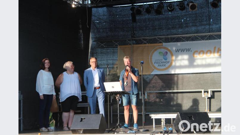 Vinzenz Rahn kündigt die &quot;Soulmates&quot; an. Bürgermeister Franz Stahl und die beiden Sängerinnen freuen sich schon auf das Konzert. Bild: Susanne Forster