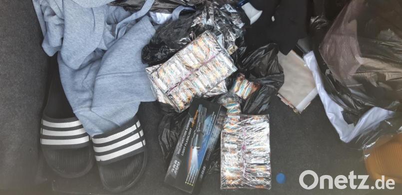 In diesem zugemüllten Kofferraum wollte ein junger Mann aus Baden-Württemberg verbotene Böller und ein Elektrotschockgerät einschmuggeln. Bild: Bundespolizeiinspektion Waidhaus