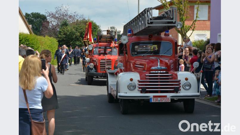 Feuerwehroldtimer führten des Festumzug an. Bild: jr