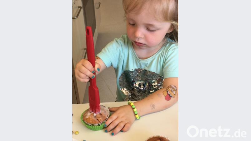 Anna weiß: So ein Muffin braucht ordentlich Zuckerguss, damit die Smarties kleben bleiben Bild: ihl