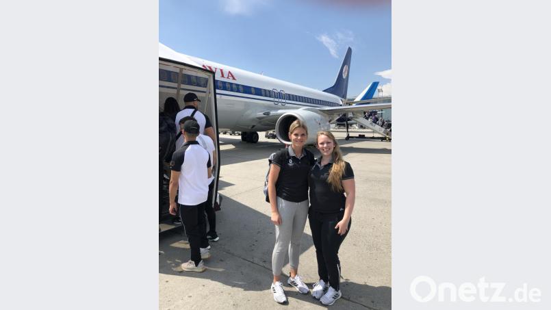 Julia Simon (links) und Schützenkollegin Isabella Straub kurz vor dem Abflug zu den European Games nach Minsk. Bild: exb