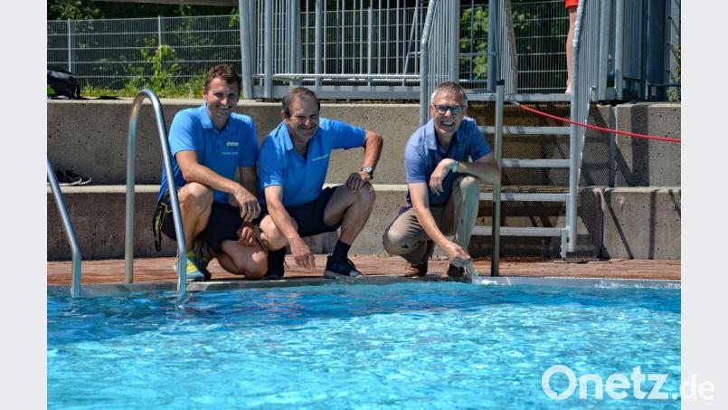 Die beiden Schwimmmeister Michael Meier (von links), Peter Falk und der Betriebsleiter für Bäder bei den Amberger Stadtwerken, Günter Schwarzer, verknüpfen mit dem Hockermühlbad allerhand schöner Erinnerungen. Bild: spw