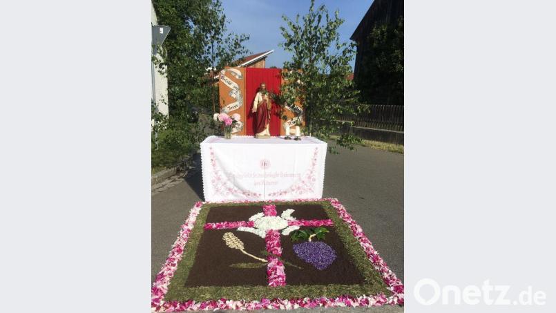 65 Jahre lang bauten Martha Kraus und ihre Familie den Fronleichnamaltar auf und dekorierten ihn mit Blumen und Blumenteppich. Archivbild: weu