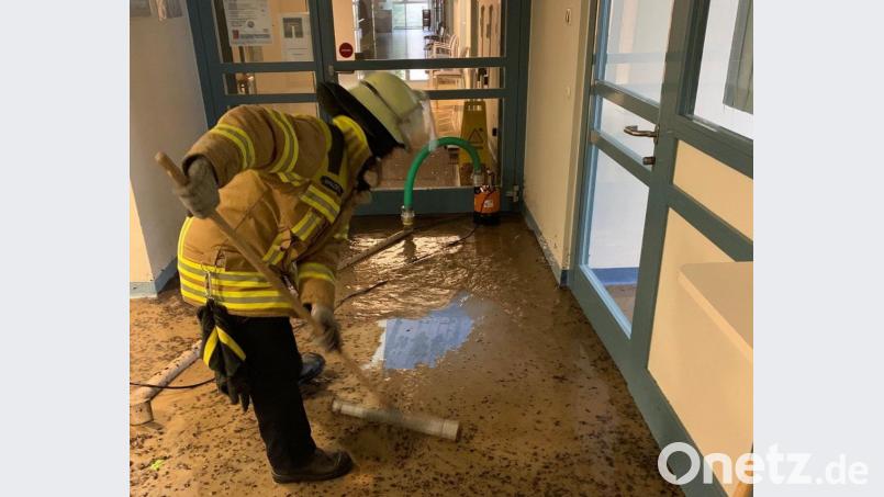 Feuerwehreinsatz im Klinikum St. Marien in Amberg: Hier hat der Starkregen am Donnerstag Wasser und Schlamm vom oberen Parkplatz in einen hinteren Eingangsbereich geschwemmt. Bild: Feuerwehr Amberg