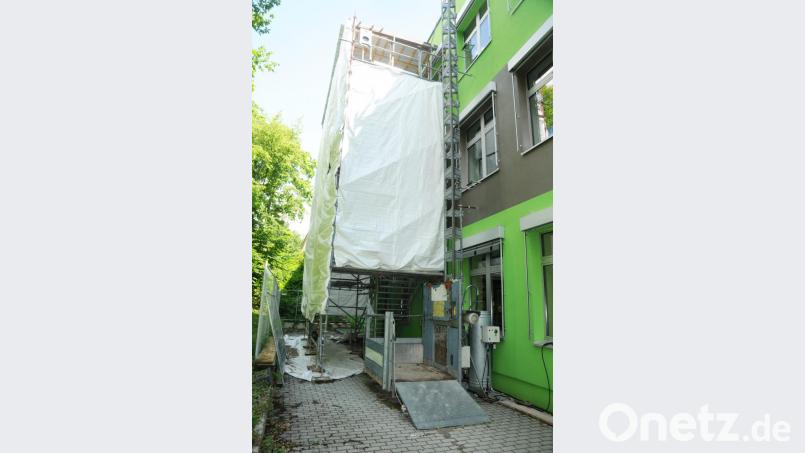 Dieser Treppenturm samt Bauaufzug sorgt dafür, dass Menschen und Material fast unbemerkt zur Baustelle gelangen. Bild: ge