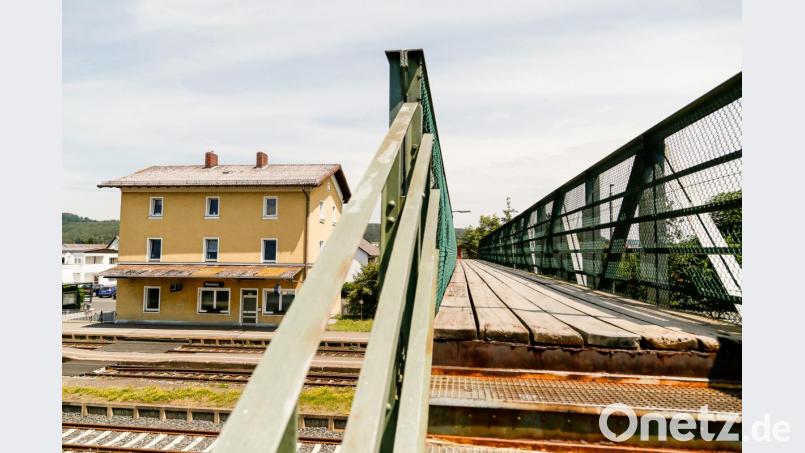 Der Steg über den Gleiskörper am Bahnhof Wernberg wird weichen müssen. Die Frage ist, wer für den Neubau dieser Brücke bezahlt. Die Bahn sähe gerne, wenn sich die Marktgemeinde mit bis zu 700 000 Euro beteiligt. Die Wernberg-Köblitzer sehen das anders. Bild: Hösamer