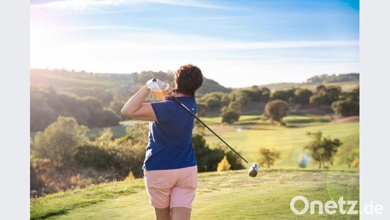 Golfspielerin beim Abschlag Bild: © ladysuzi – stock.adobe.com