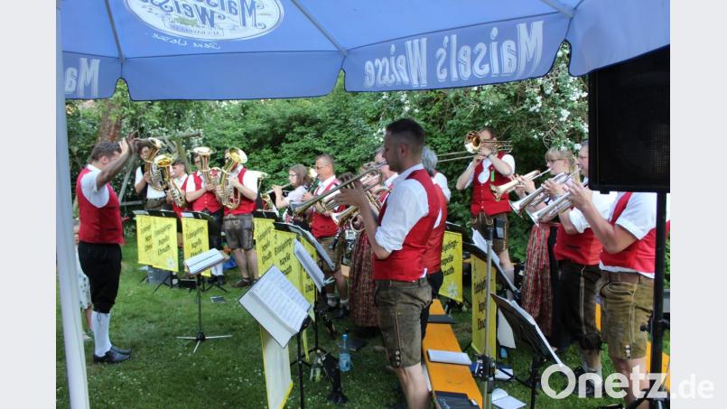 Johannes Prechtl und seine Blaskapelle spielen auf. Bild: soj