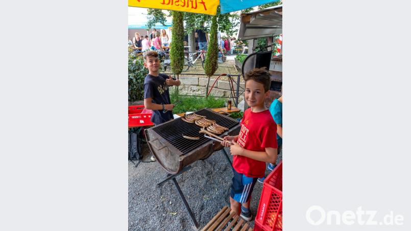 Letztes Jahr sind sie kurzfristig eingesprungen und haben ihren Eltern lediglich eine Nachricht auf dem Küchentisch hinterlassen. In diesem Jahr hatten die Buben von Anfang bis zum Ende den Bratwurstgrill unter ihren Fittichen. Bild: sml