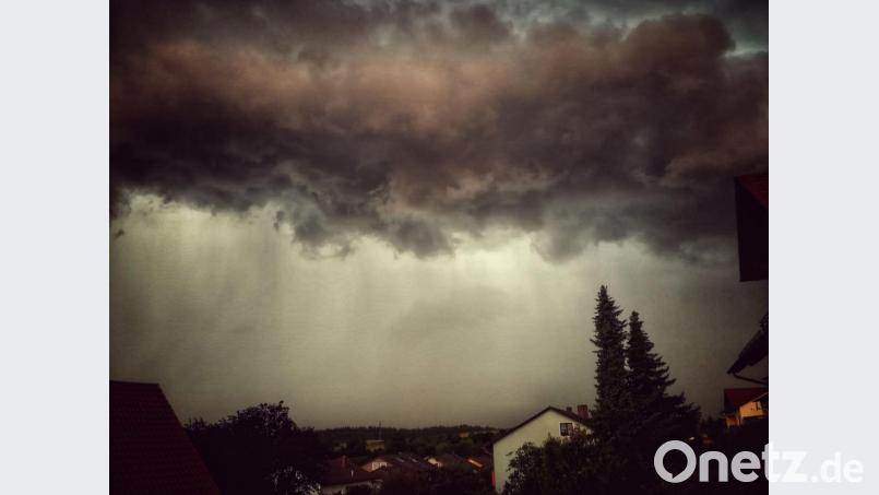 Dramatischer Schnappschuss: Das Unwetter zieht mit kohlrabenschwarzen Wolken über Freudenberg auf. Bild: Hans Miesbeck