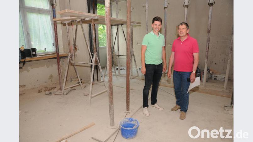 Schulleiter Dieter Meyer (rechts) und Dominik Ernst vom Gebäudemanagement des Landkreises begutachten den Baufortschritt – die Arbeiten liegen voll im Zeitplan. Bild: ge