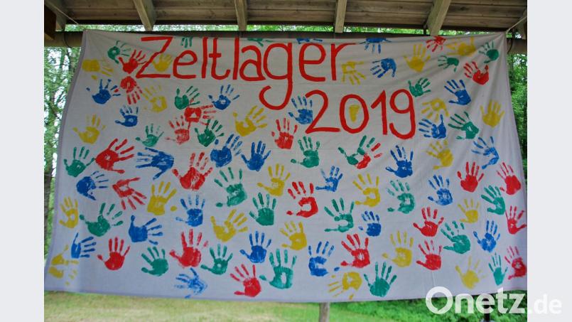 Alle Teilnehmer verewigten sich mit ihrem Handabdruck auf einem großen Banner, welches wieder einen Ehrenplatz in der OGO Halle bekommen wird. Bild: gud