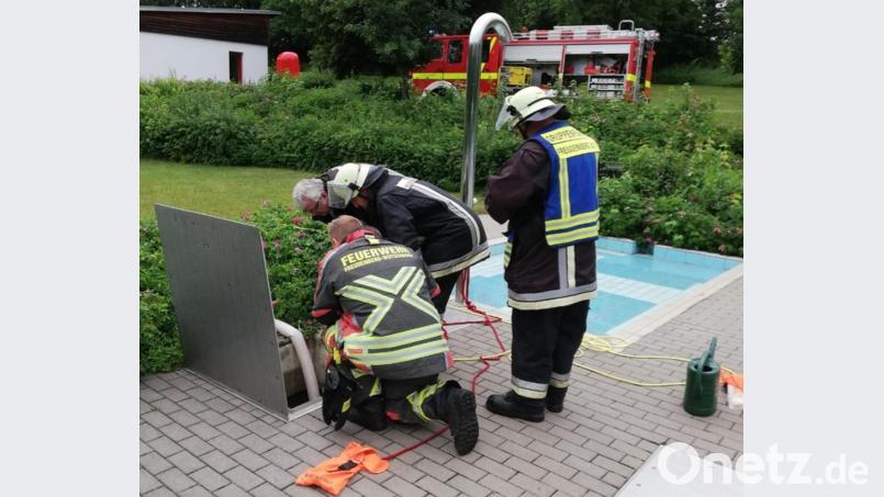 Im Freibad in Freudenberg sind Wasser und Schlamm in einen Technikraum geflossen. Bis die Geräte dort gereinigt und wieder einsatzbereit sind, bleibt das Bad geschlossen. Voraussichtlich nächste Woche soll es aber wieder geöffnet werden. Bild: gri