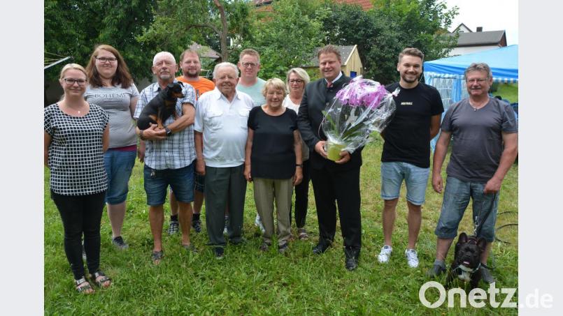 Diamantene Hochzeit feierten an Fronleichnam Horst und Rose-Marie Mehlhase (Mitte). Dazu gratulierten (von links) die Enkel Selina und Corinna, Sohn Robert, Enkel Sven, Sohn Jürgen, Tochter Martina, Zweiter Bürgermeister Stefan Grillmeier, Enkel Jeffrey und Schwiegersohn Hermann. Bild: jr
