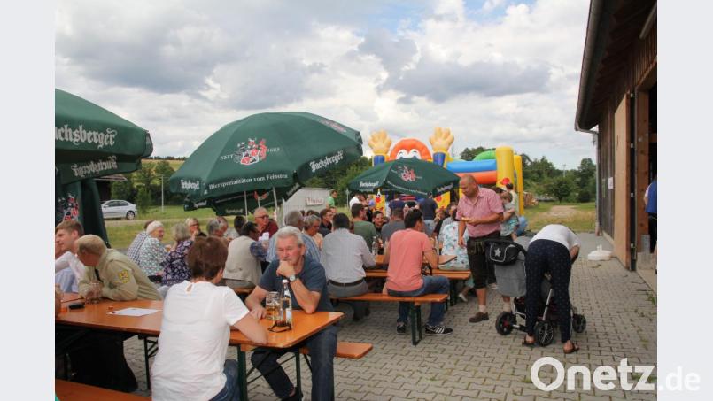 Sowohl im Stodl als auch im Freien haben die Berzhofer mit ihren Musikern deren „Feiertag“ gefeiert. Bild: frd