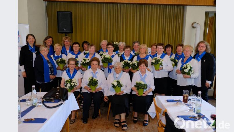 Neun Gründungsmitglieder wurden für ihre 40-jährige Zugehörigkeit zum Katholischen Frauenbund Hausen geehrt. Bild: snn