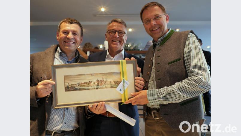 An die Geschäftsführer Paulus Mehler (links) und Ludwig Mehler (rechts) überreichte Bürgermeister Franz Stahl als Jubiläumsgeschenk den Nachdruck eines Merian-Stichs mit der Tirschenreuther Stadtansicht aus etwa der Zeit, in der die Tuchfabrik Mehler gegründet wurde. Bild: tr