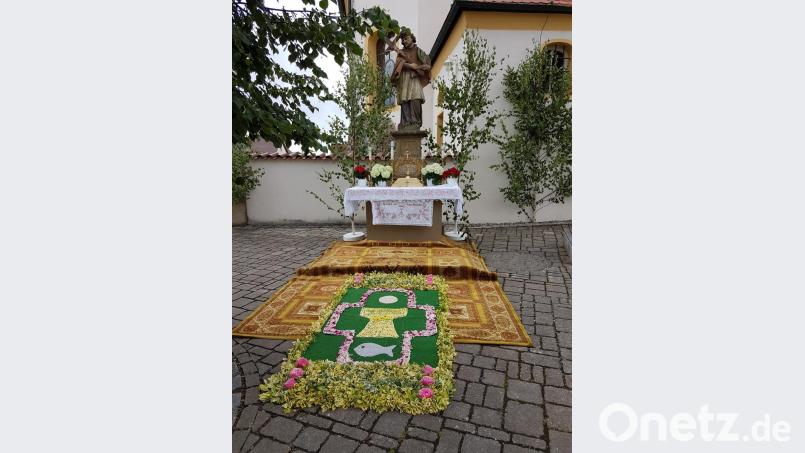 Der vierte Altar mit dem von der KAB vorbereiteten Blumenteppich. Bild: hzi