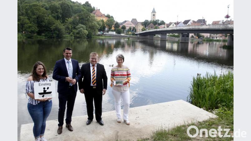 Die Vertreterinnen des Tourismuszentrums Nabburg, Alexandra Beier (rechts) und Julia Braun (links) stellten an der sanierten Anlegestelle in Burglengenfeld gemeinsam mit Landrat Thomas Ebeling (Zweiter von links) und Bürgermeister Thomas Gesche (Zweiter von rechts) die neue Bootswanderkarte vor. Bild: Hirsch