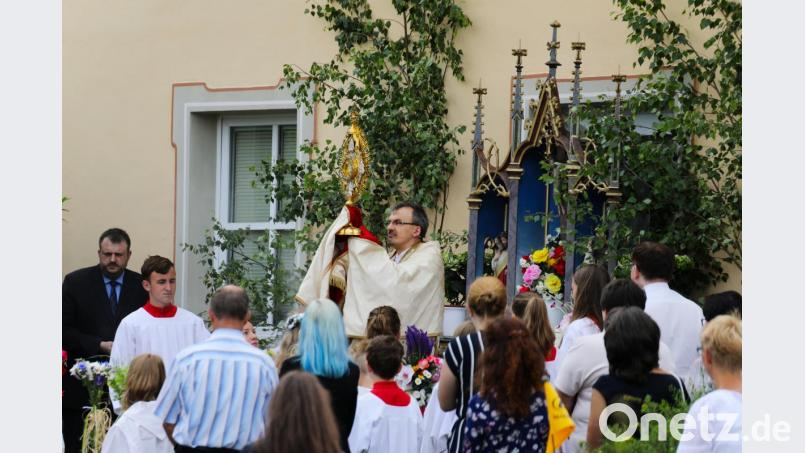 Pfarrer Martin Besold mit dem Allerheiligsten am Altar am Kolpinghaus. Bild: JOCHEN NEUMANN 
ERBENDORF