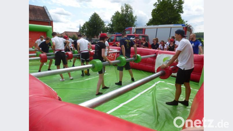 Sechs Mannschaften mit überwiegend jungen Spielern nahmen am Lebend-Kicker-Turnier teil. Bild: mad