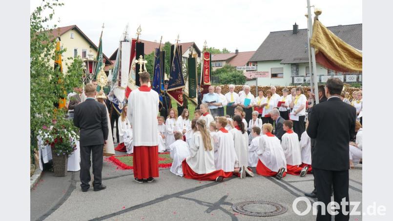 In diesem Jahr versammelten sich die Pfarrangehörigen aus Dürnsricht-Wolfring und Högling in Wolfring, um gemeinsam Fronleichnam zu feiern Bild: nib
