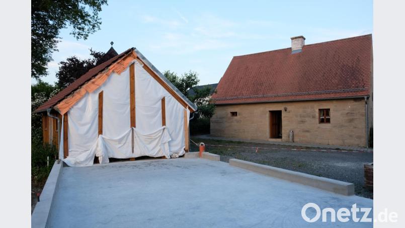 Die Bodenplatte für die künftige Münchsreuther Gemeinschaftshalle neben dem historischen Hirthaus ist mit kräftiger Unterstützung der Dorfbewohner schon betoniert. In den nächsten Wochen folgt der Wandaufbau in Holzständer-Bauweise. Bild: do