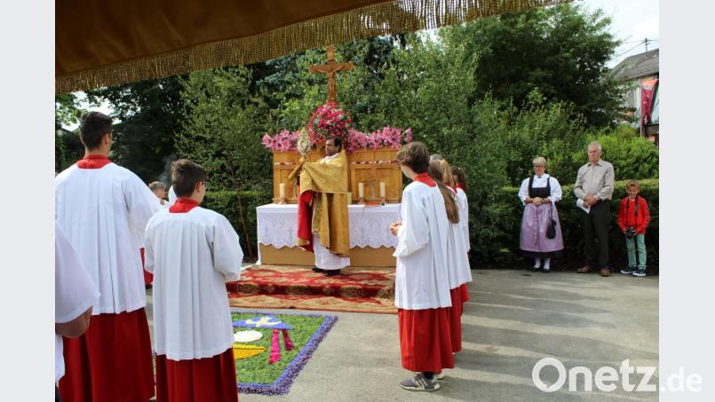 Bei der Familie Schreyer stand der erste Altar, an dem Pfarrer Pater Anish George den Segen gab. Bild: soj
