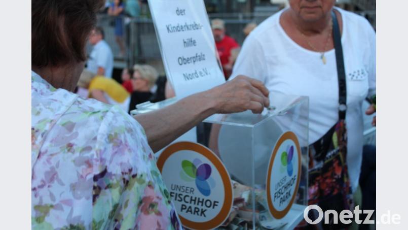 Fleißig wird die Spendenbox gefüllt. Bild: Susanne Forster