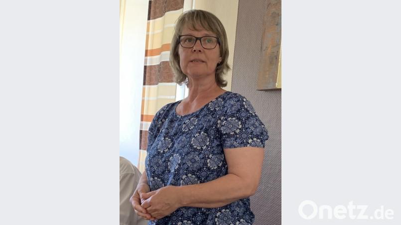 Elisabeth Gottsche vom Verein „Generation Hand in Hand e.V.“ stellt das Konzept und die Idee des Vereins den Gemeinderäten von Kastl vor. Bild: rpp