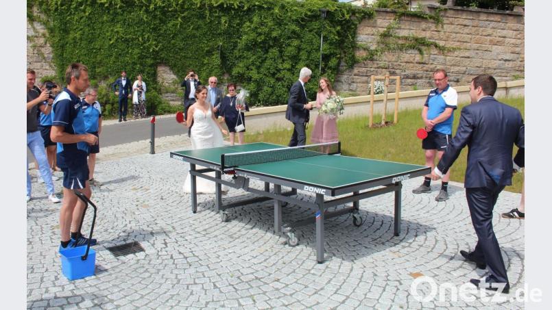 Nach der Trauung wurde es sportlich: Jochen und Christina Stiegler lieferten sich vor der Kulmainer Pfarrkirche ein Tischtennis-Match. Bild: stg