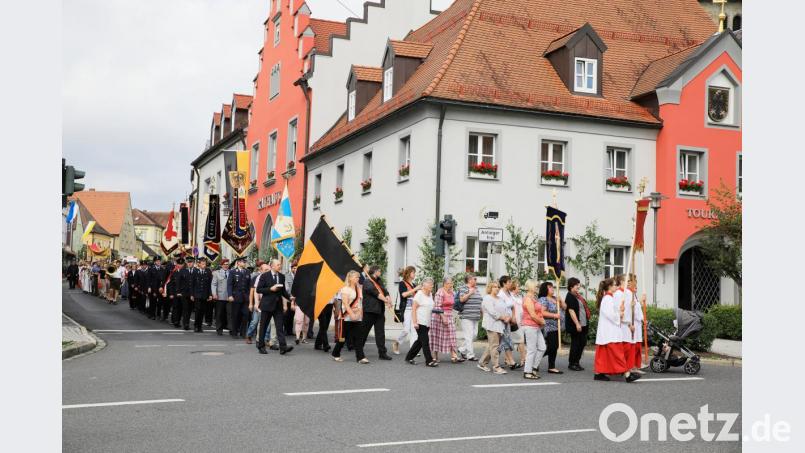 Mit dem Allerheiligsten zogen Pfarrer Martin Besold, die Gläubigen sowie der Stadtrat und die Vereine durch die Straßen. Bild: JOCHEN NEUMANN 
ERBENDORF