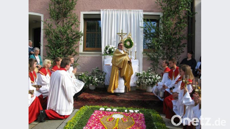 „Das ist mein Leib“ stand mit großen Lettern auf dem Blumenteppich am ersten Altar bei Eti Daubenmerkl, den der Katholische Frauenbund farbenprächtig gestaltet hat. Bild: jzk