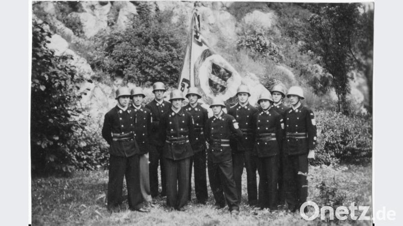 Von links nach rechts Max Herrmann, Alois Helm, Adolf Zeller, Ludwig Gillitzer, Erich Schopper, Hans Strigl, Hans Zehent, Andreas Rewitzer, Wilhelm Hartung senior und Willi Schopper im Jahr 1948 mit der Vereinsfahne von 1895 in der Kreuzberg-Parkanlage. Archivbild: tu