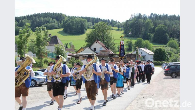 Nach der kirchlichen Feier ging es in den „Stodl“ zum Musikerfest der Edelweißkapelle. Bild: frd