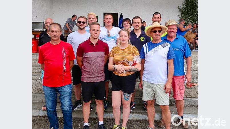 Die Mannschaft „Maierei“ mit (vorne von links) Werner Maier, Andreas Streim, Tanja Gallitzendorfer und Manfred Maier holte den Titel des „Sommer-Eisstock-Ortsmeisters 2019“. TSV-Spartenleiter Martin Streim (links) gratulierte dem erfolgreichen Team sowie den Vertretern der weiteren Mannschaften. Bild: bsc