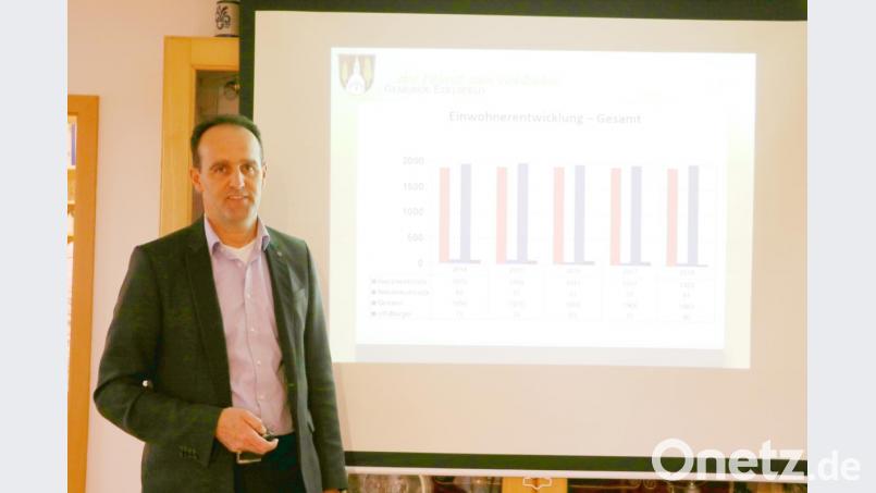 Bürgermeister Hans-Jürgen Strehl informiert in allen vier Altgemeinden über die Entwicklung der Gemeinde Edelsfeld. Bild: gru