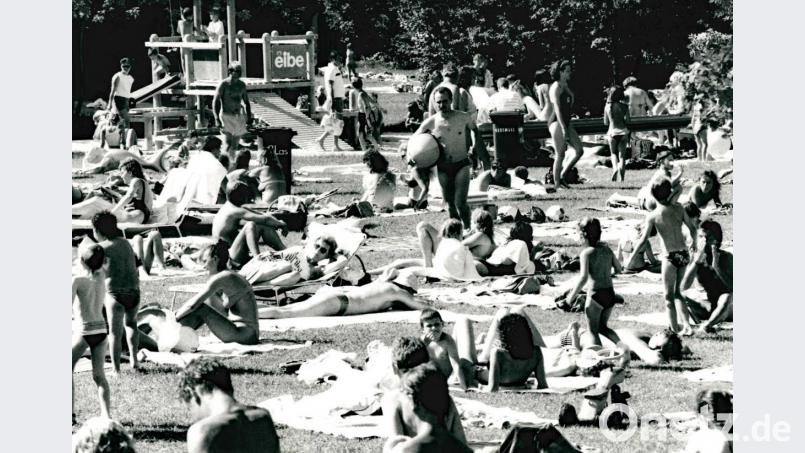 Na, klar: Im Sommer 1991 sind die Liegewiesen des Hockermühlbads beliebt für ein Sonnenbad. Bild: gf