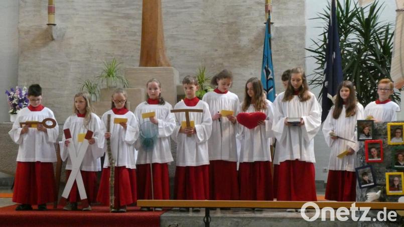 Zwölf Ministranten präsentierten nach dem Evangelium die verschiedenen Attribute und Beigaben der zwölf Apostel. Bild: exb
