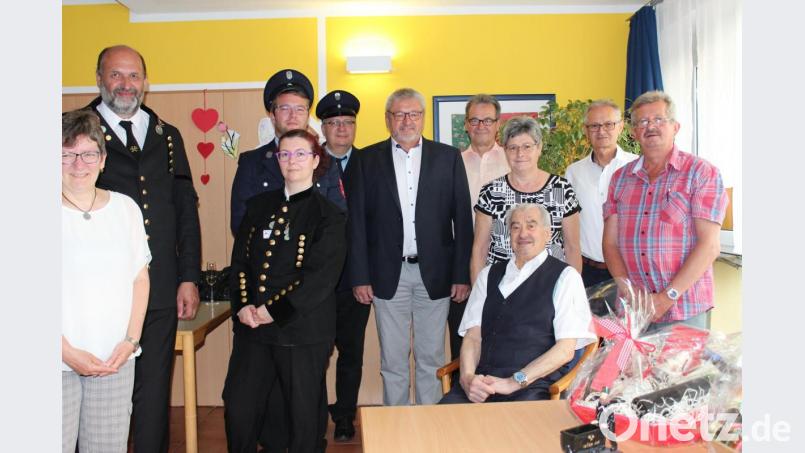 Karl Knahn (sitzend) freut sich über viele Gratulanten an seinem 90. Geburtstag. Bild: cs